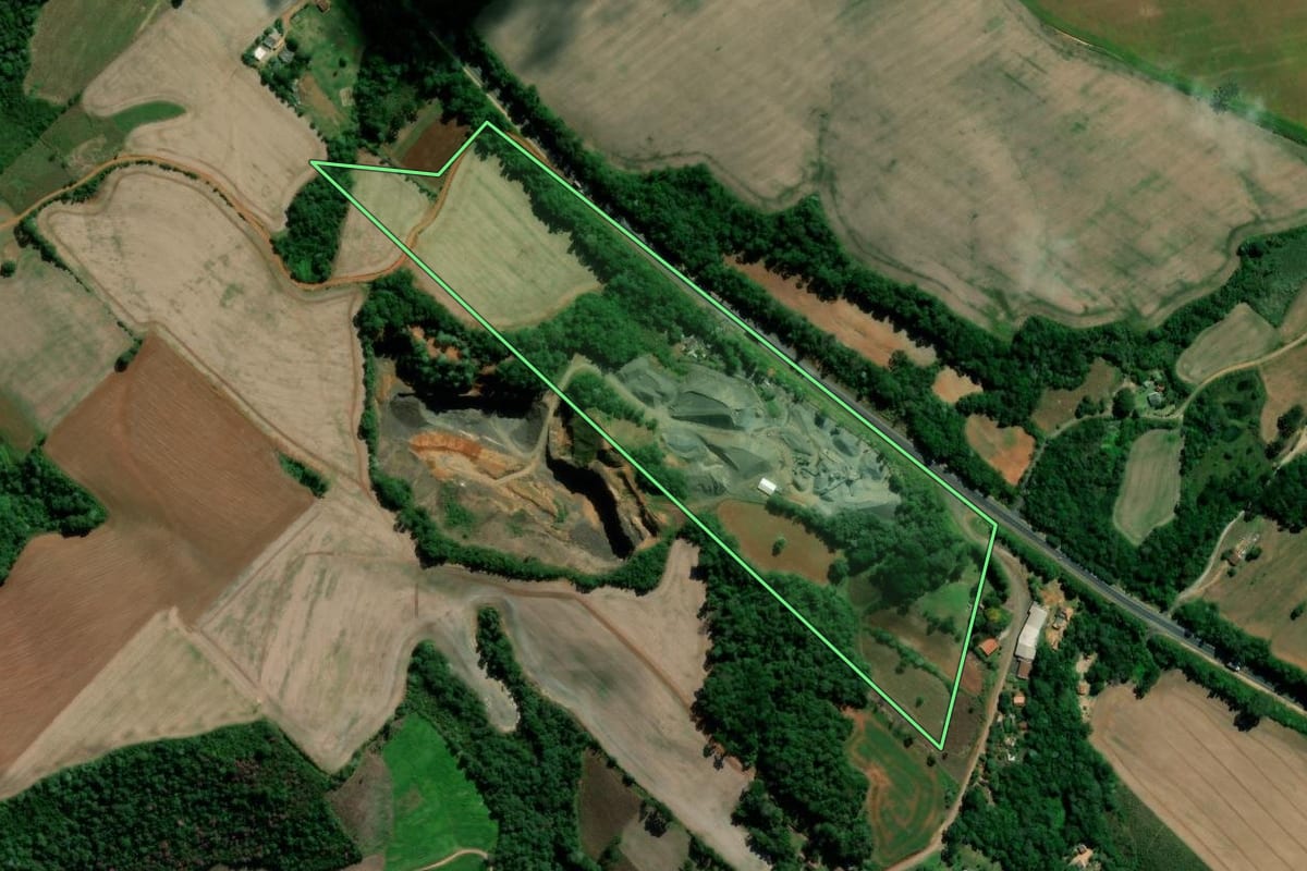 Imagem de satélite do imóvel rural em Irati (PR), com o contorno declarado no CAR desenhado por cima.