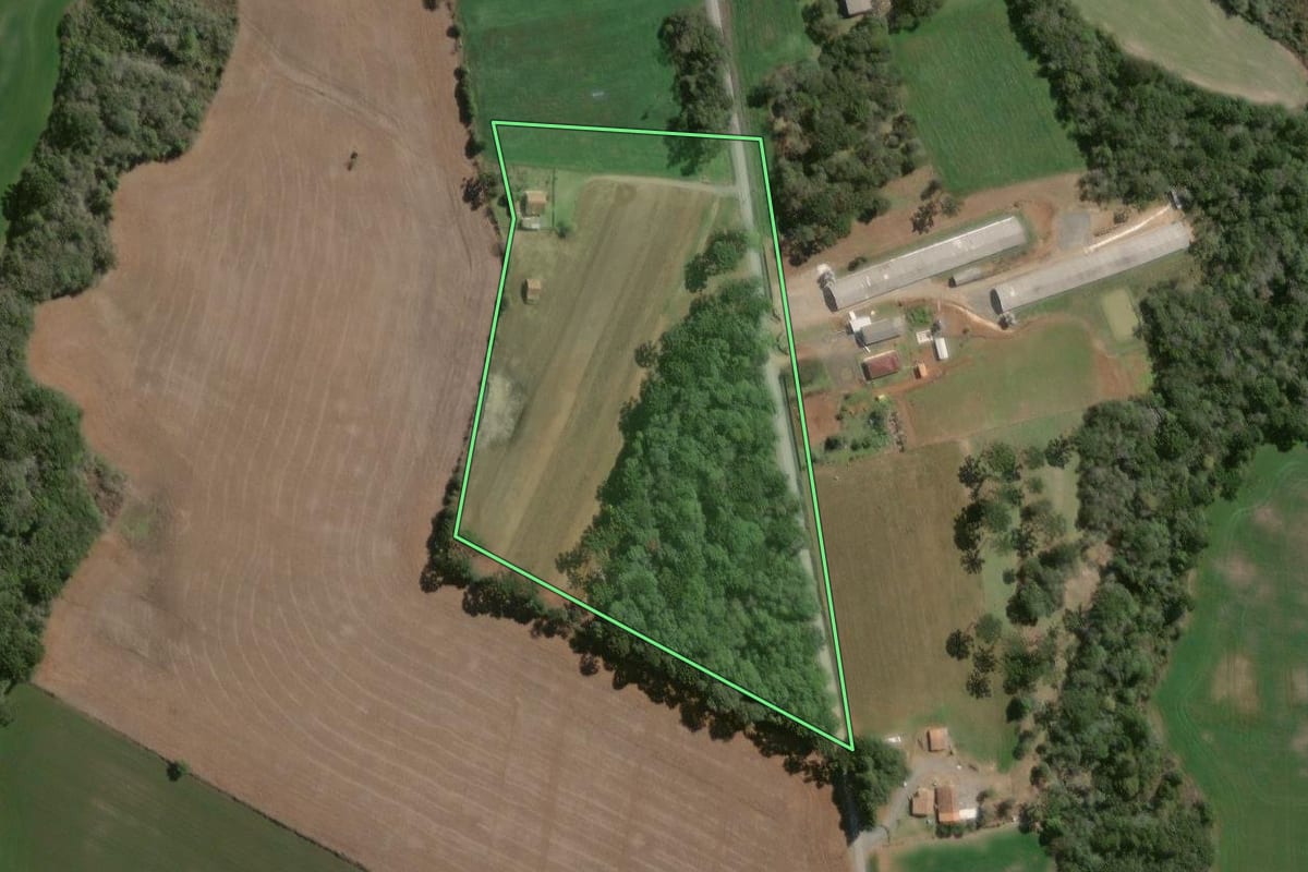 Imagem de satélite do imóvel rural em Irati (PR), com o contorno declarado no CAR desenhado por cima.