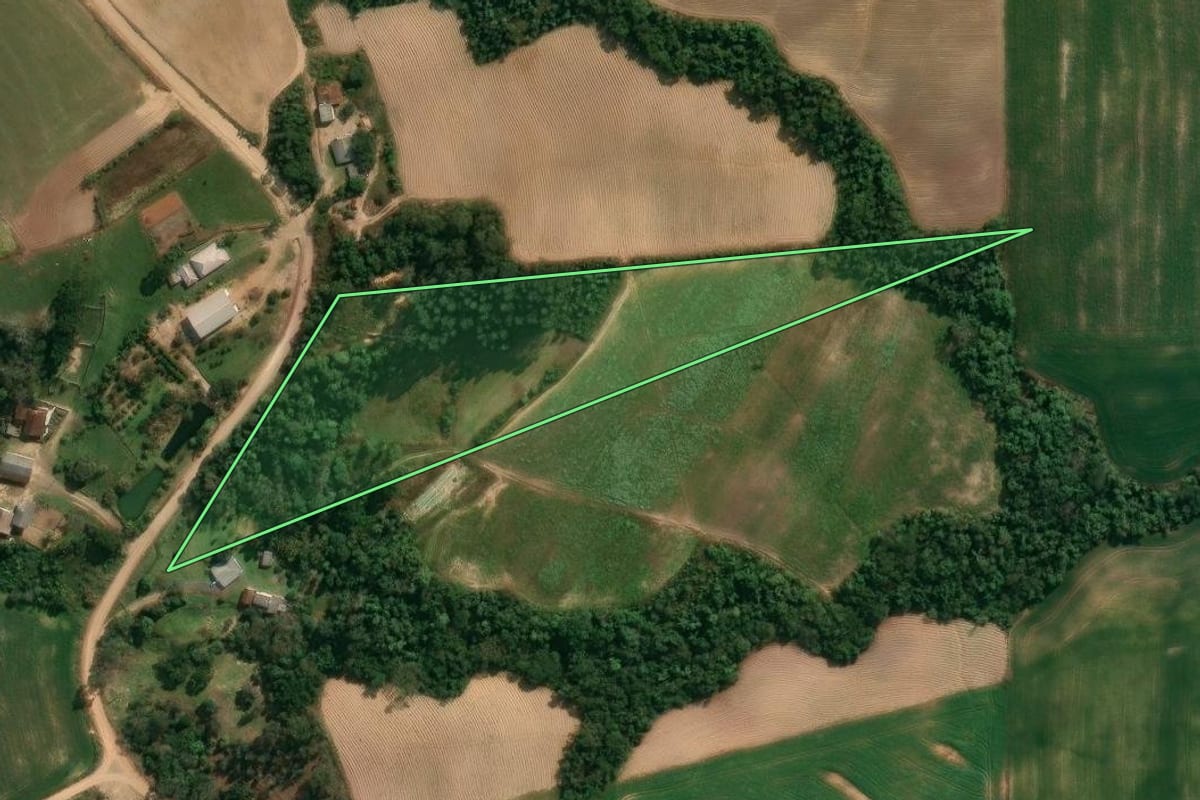 Imagem de satélite do imóvel rural em Irati (PR), com o contorno declarado no CAR desenhado por cima.