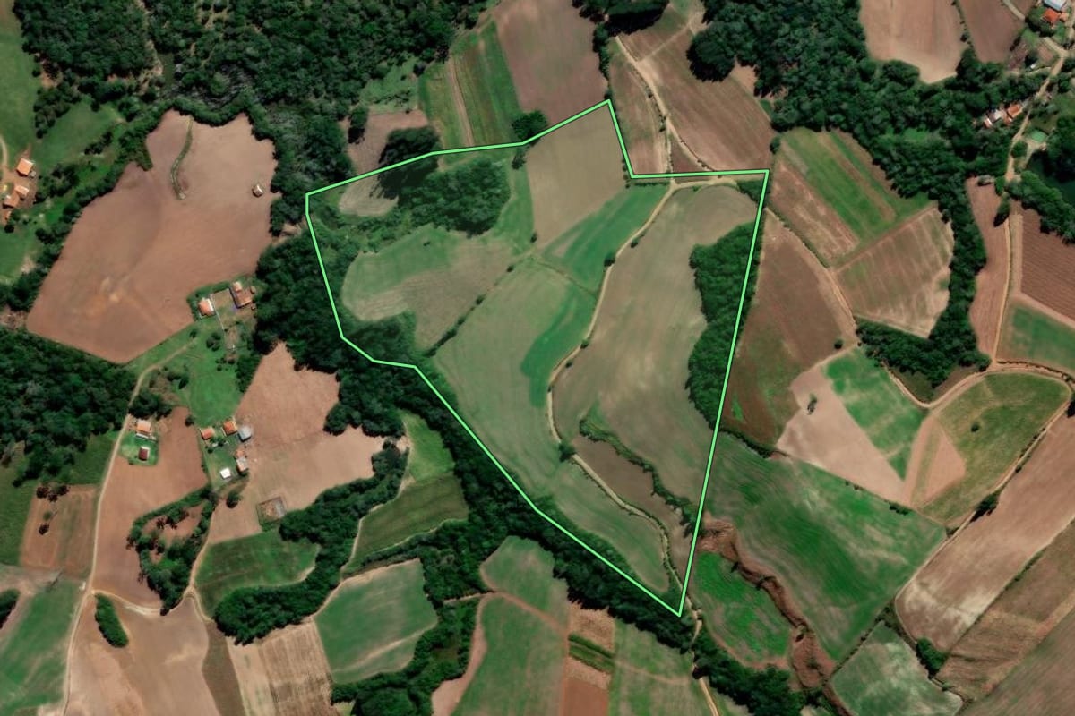 Imagem de satélite do imóvel rural em Irati (PR), com o contorno declarado no CAR desenhado por cima.
