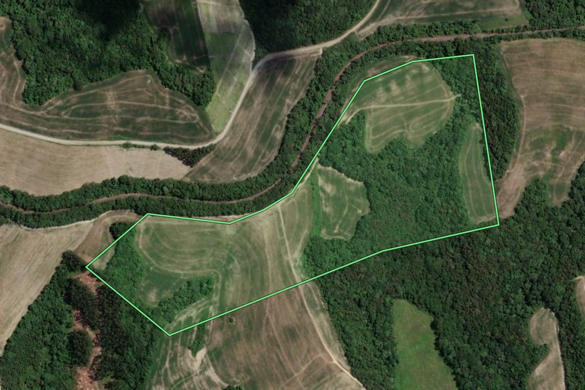Imagem de satélite do imóvel rural em Irati (PR), com o contorno declarado no CAR desenhado por cima.