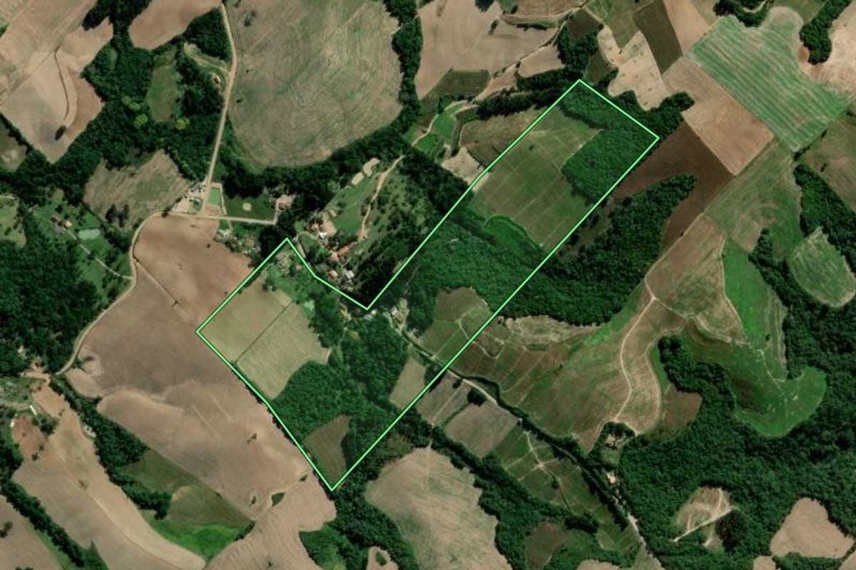 Imagem de satélite do imóvel rural em Irati (PR), com o contorno declarado no CAR desenhado por cima.