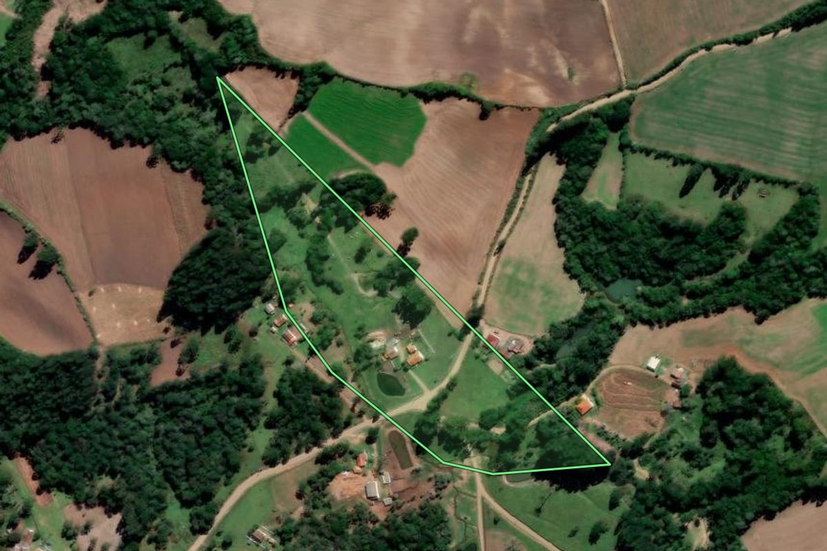 Imagem de satélite do imóvel rural em Irati (PR), com o contorno declarado no CAR desenhado por cima.