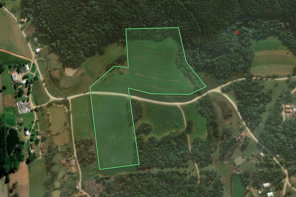 Imagem de satélite do imóvel rural em Irati (PR), com o contorno declarado no CAR desenhado por cima.