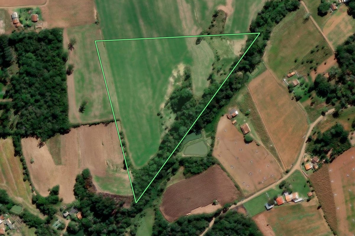 Imagem de satélite do imóvel rural em Irati (PR), com o contorno declarado no CAR desenhado por cima.