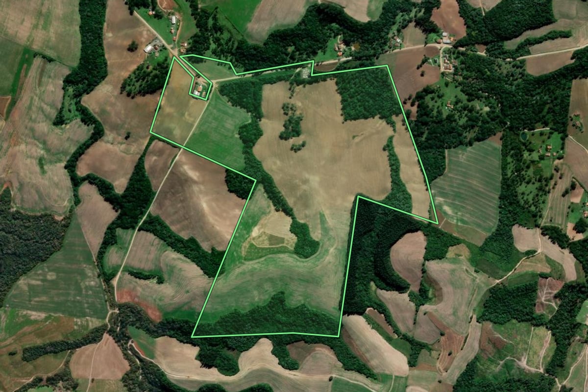 Imagem de satélite do imóvel rural em Irati (PR), com o contorno declarado no CAR desenhado por cima.