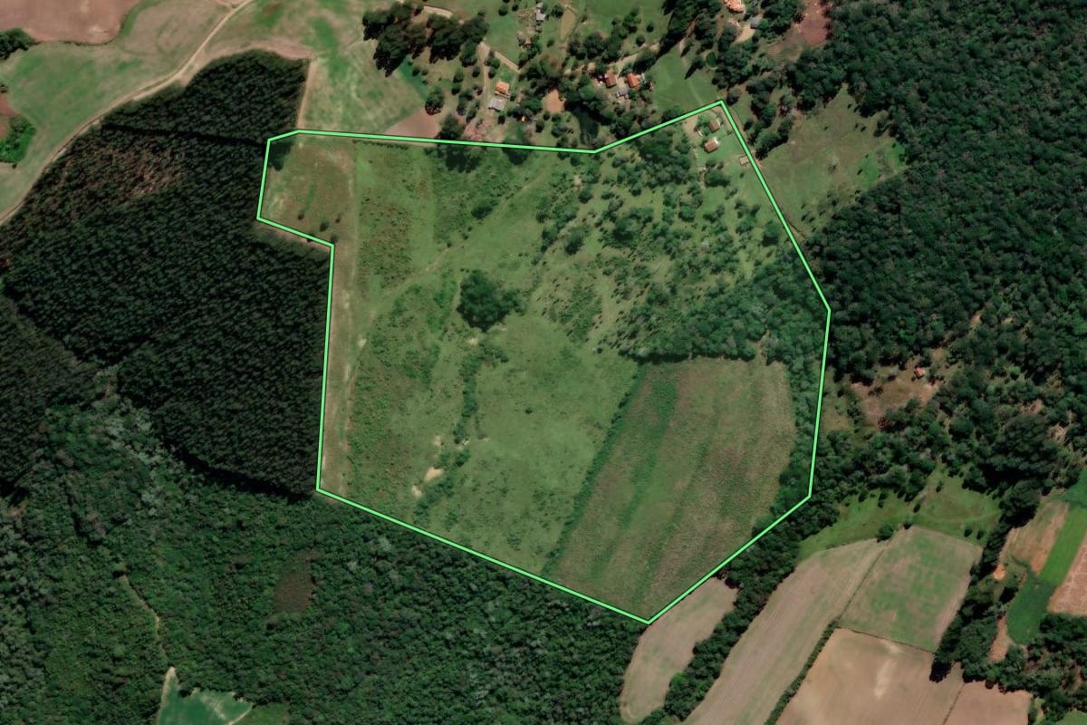 Imagem de satélite do imóvel rural em Irati (PR), com o contorno declarado no CAR desenhado por cima.