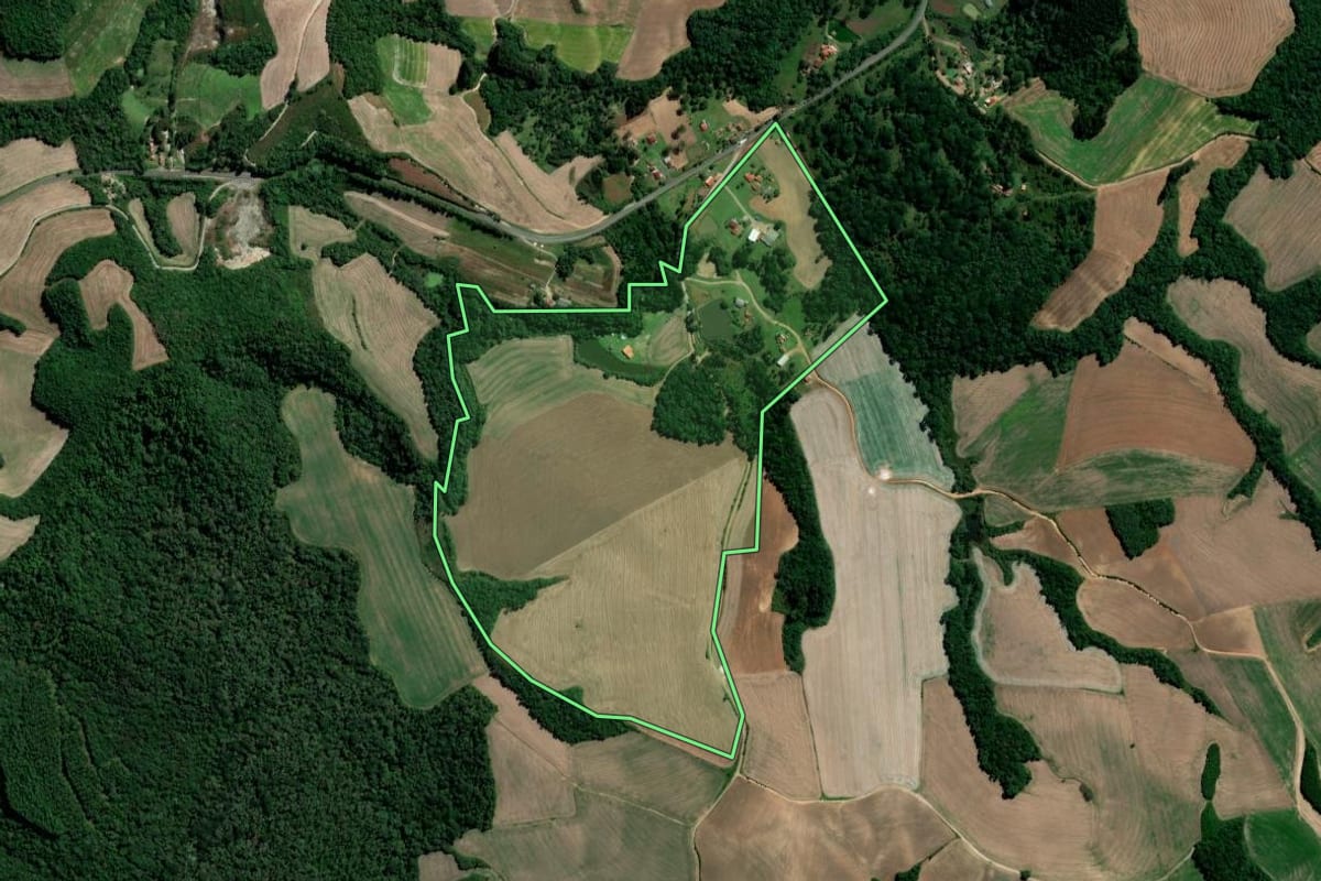 Imagem de satélite do imóvel rural em Irati (PR), com o contorno declarado no CAR desenhado por cima.