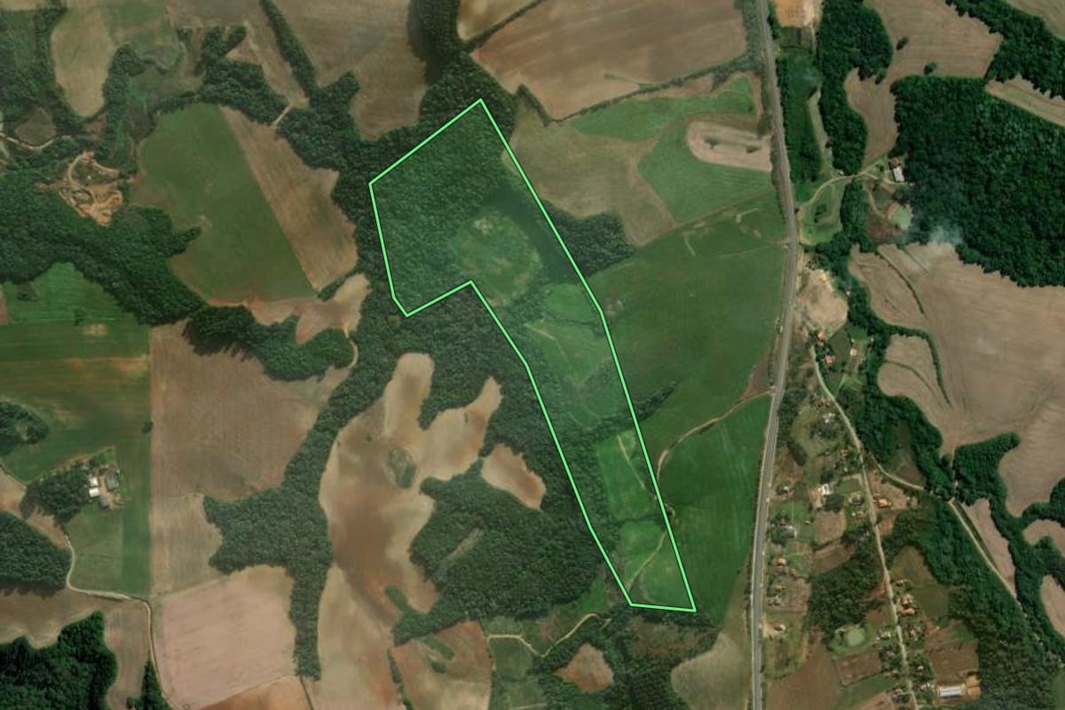 Imagem de satélite do imóvel rural em Irati (PR), com o contorno declarado no CAR desenhado por cima.