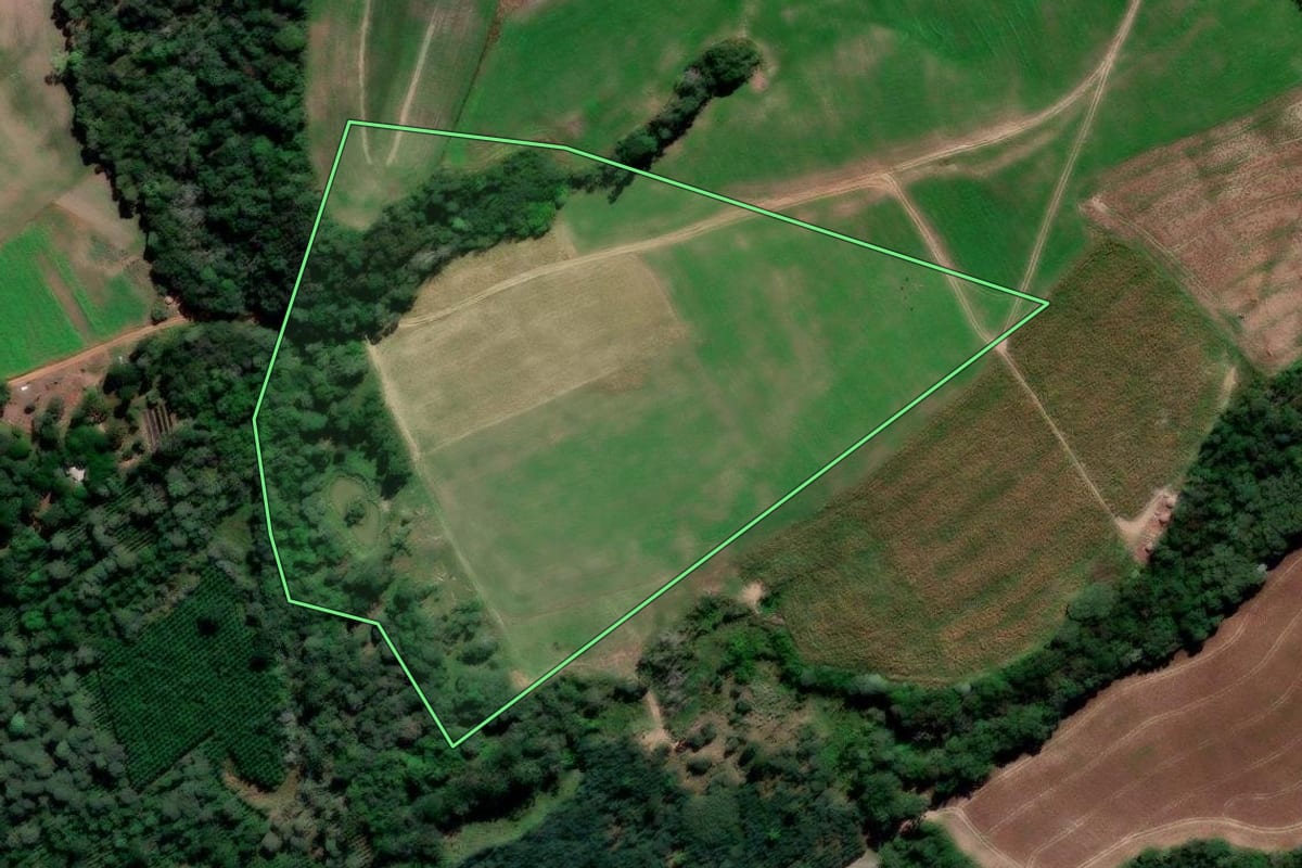 Imagem de satélite do imóvel rural em Irati (PR), com o contorno declarado no CAR desenhado por cima.