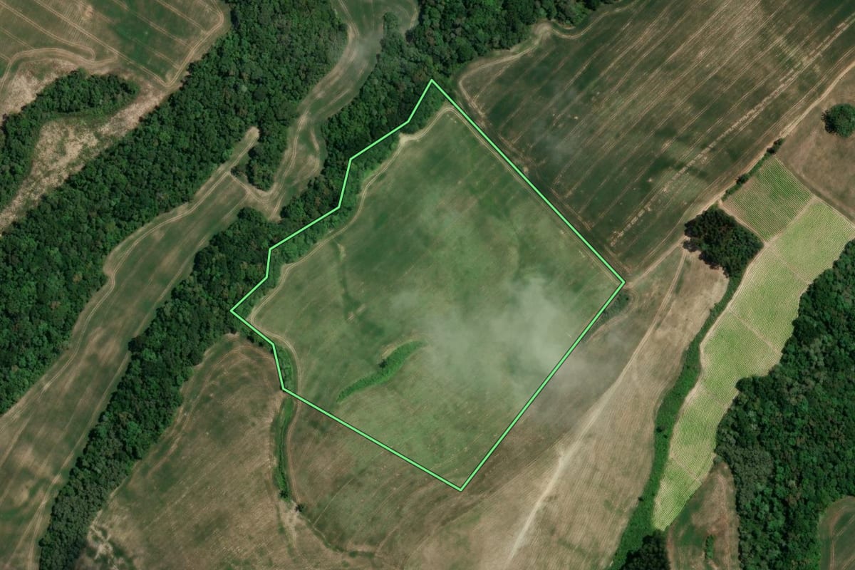 Imagem de satélite do imóvel rural em Irati (PR), com o contorno declarado no CAR desenhado por cima.
