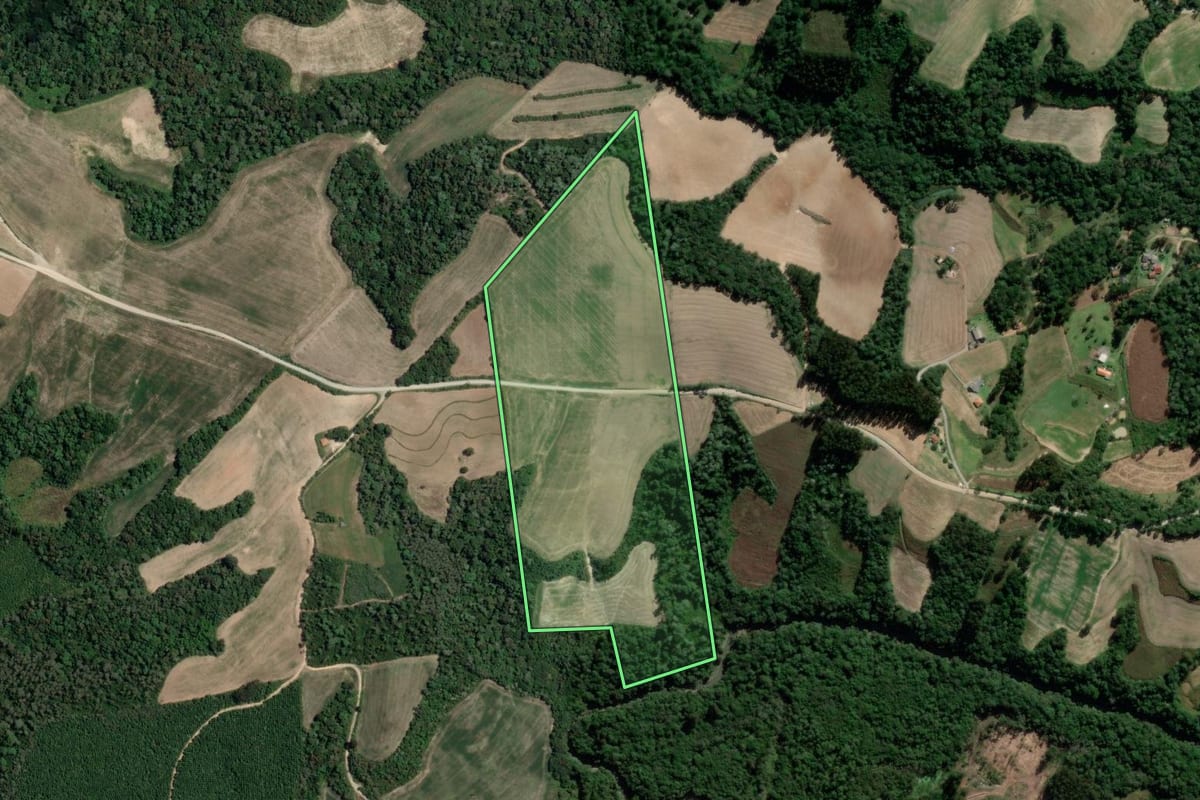 Imagem de satélite do imóvel rural em Irati (PR), com o contorno declarado no CAR desenhado por cima.
