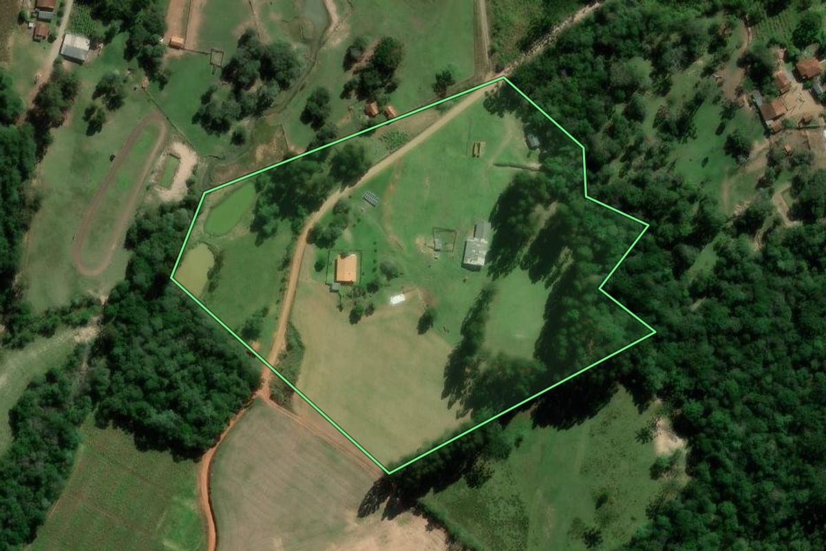 Imagem de satélite do imóvel rural em Irati (PR), com o contorno declarado no CAR desenhado por cima.