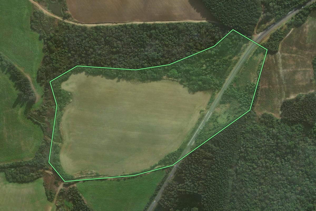 Imagem de satélite do imóvel rural em Irati (PR), com o contorno declarado no CAR desenhado por cima.