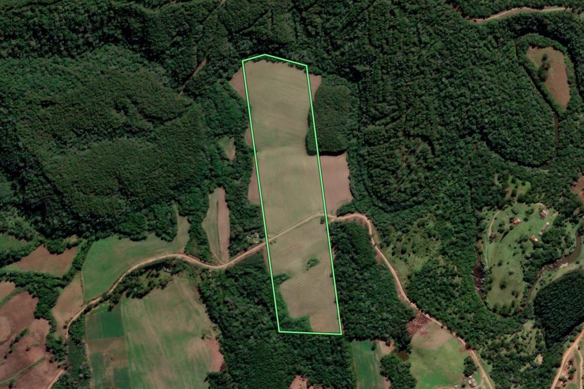Imagem de satélite do imóvel rural em Irati (PR), com o contorno declarado no CAR desenhado por cima.