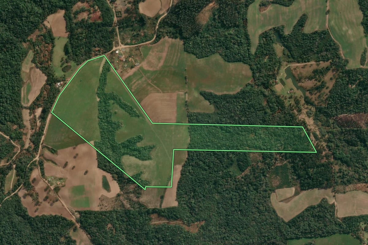 Imagem de satélite do imóvel rural em Irati (PR), com o contorno declarado no CAR desenhado por cima.