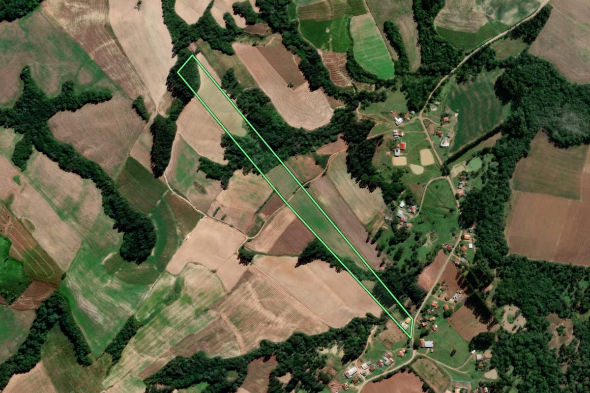 Imagem de satélite do imóvel rural em Irati (PR), com o contorno declarado no CAR desenhado por cima.
