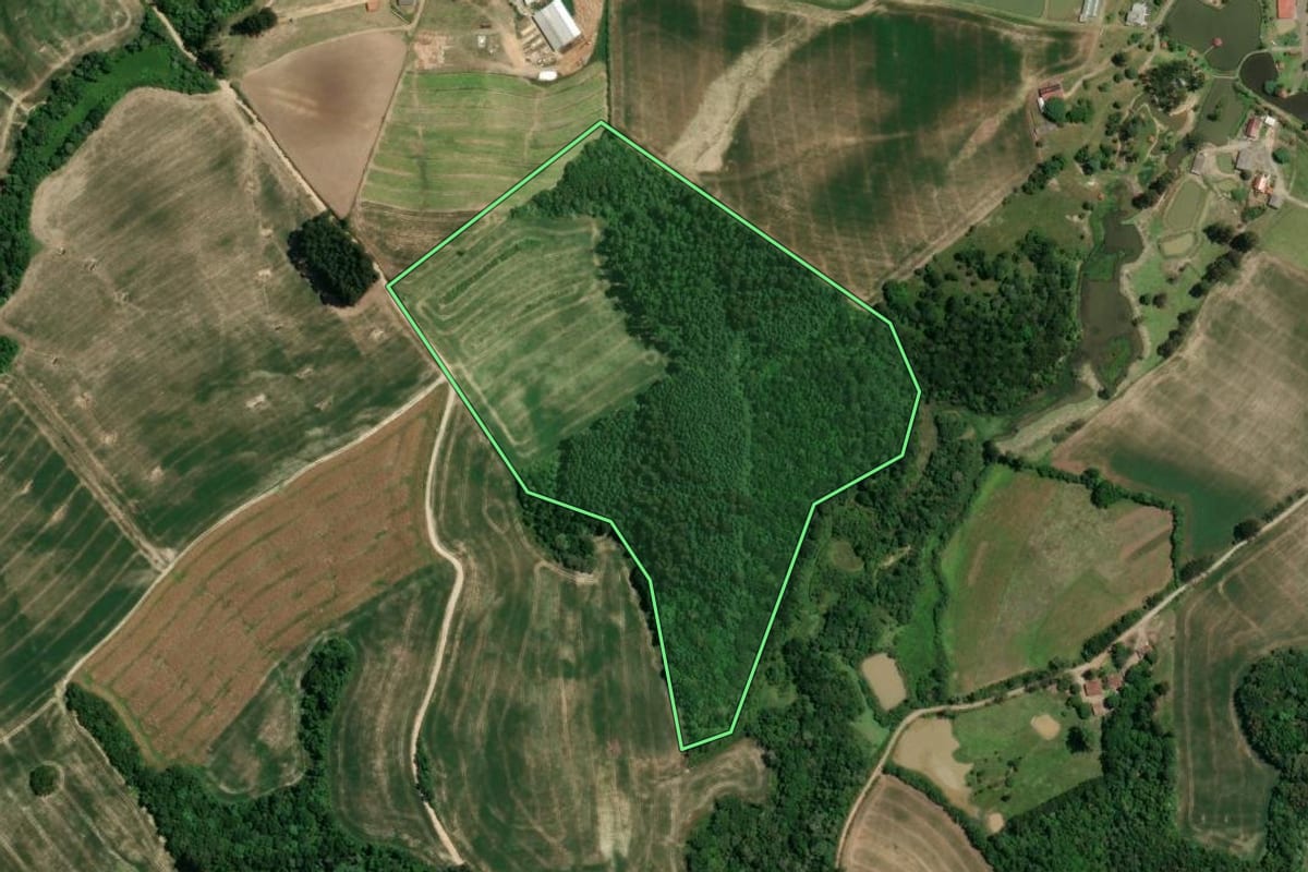 Imagem de satélite do imóvel rural em Irati (PR), com o contorno declarado no CAR desenhado por cima.