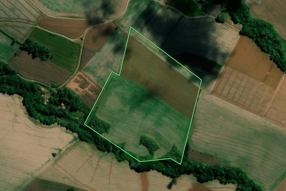 Imagem de satélite do imóvel rural em Irati (PR), com o contorno declarado no CAR desenhado por cima.