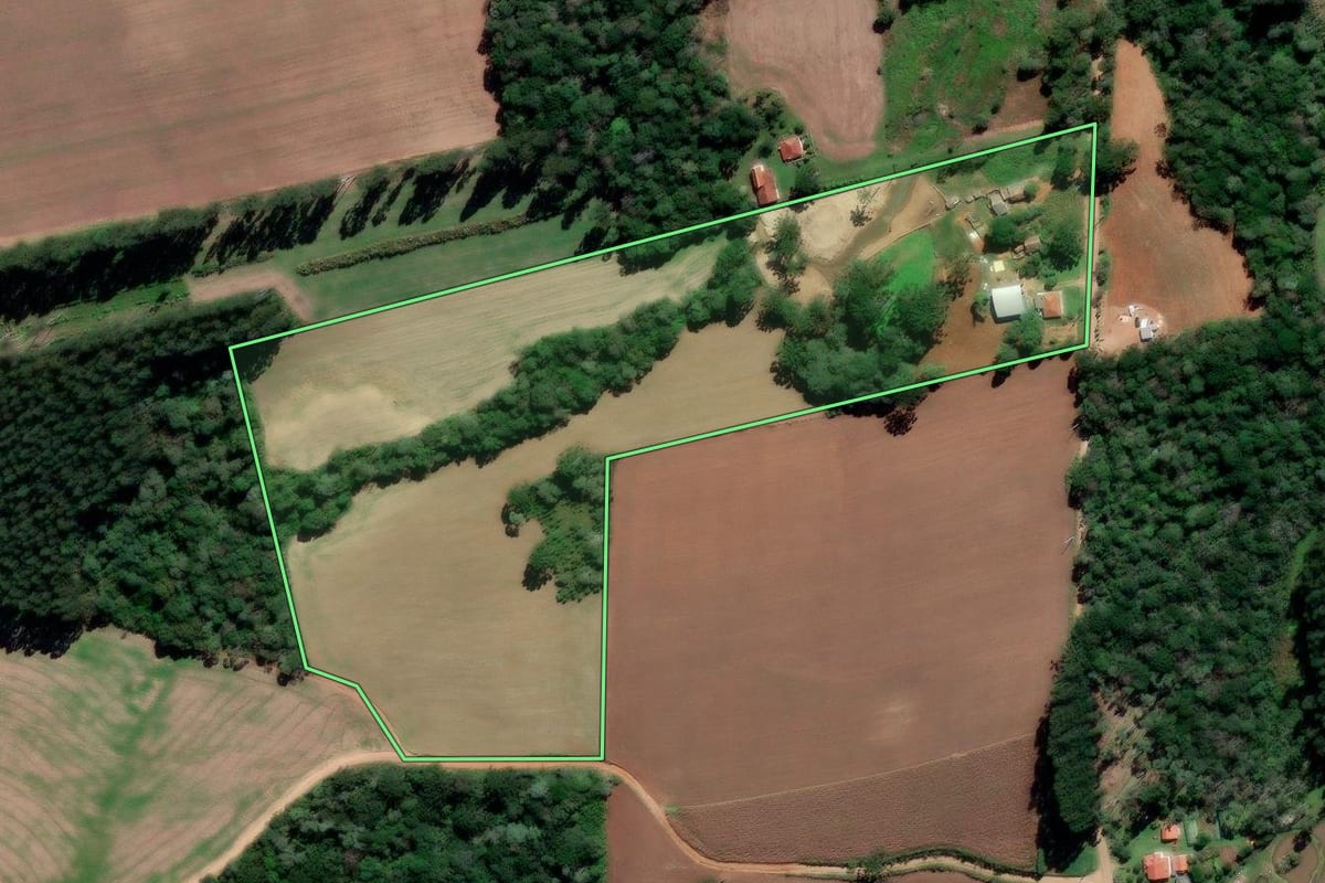 Imagem de satélite do imóvel rural em Irati (PR), com o contorno declarado no CAR desenhado por cima.