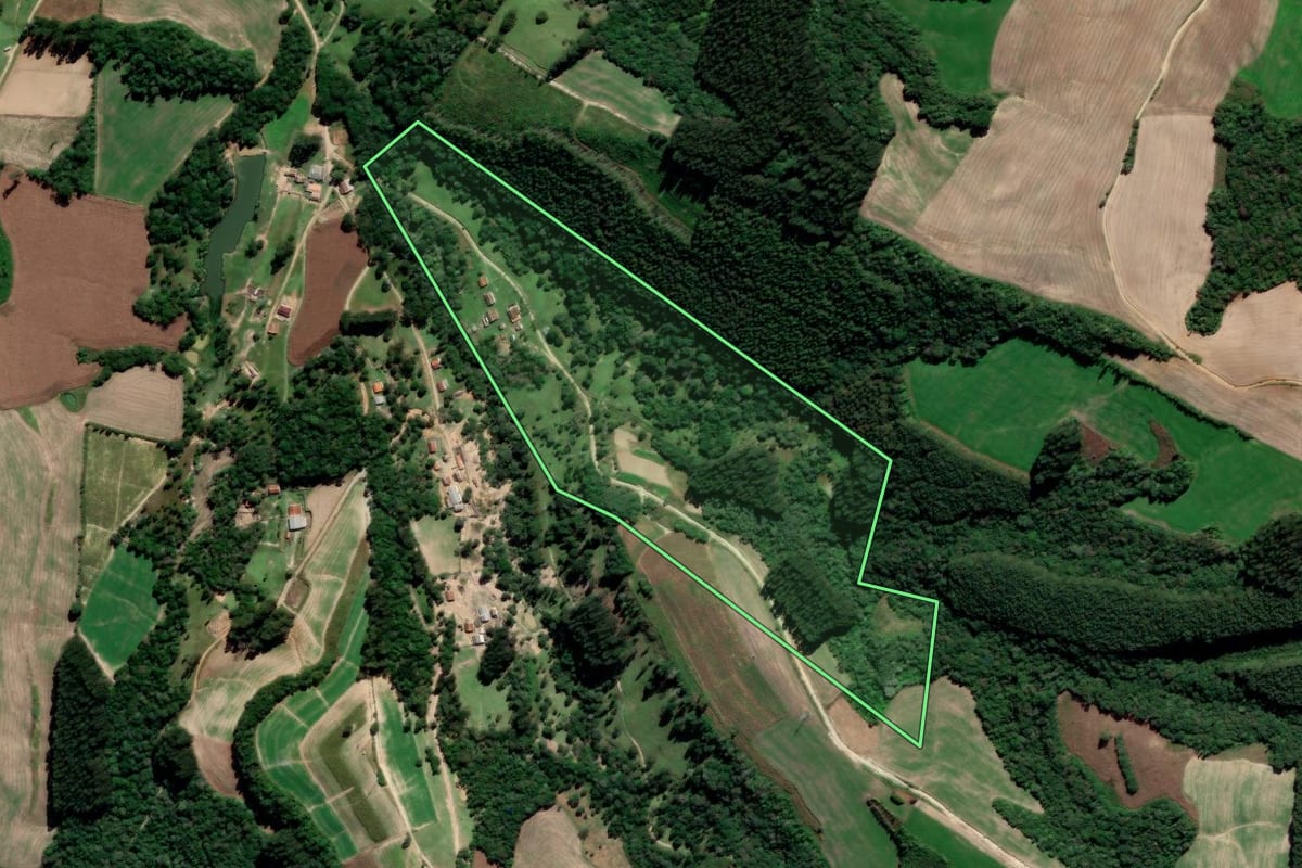 Imagem de satélite do imóvel rural em Irati (PR), com o contorno declarado no CAR desenhado por cima.