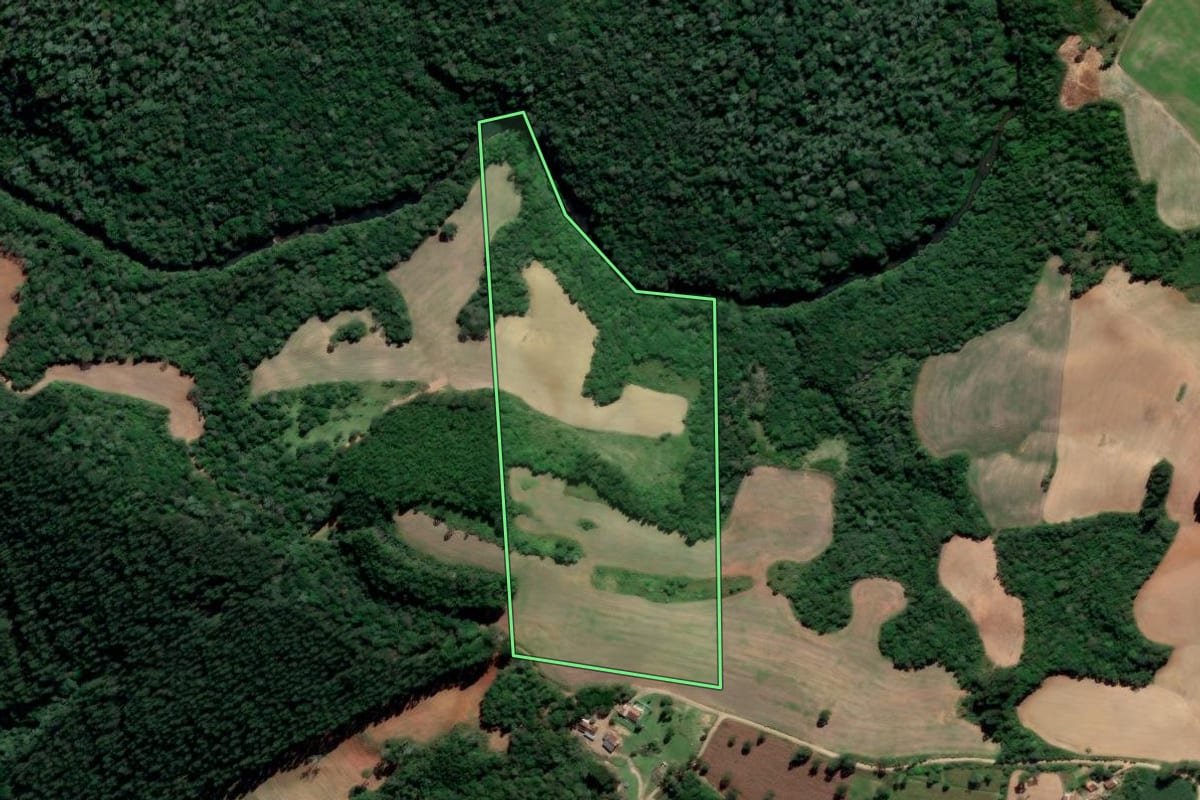 Imagem de satélite do imóvel rural em Irati (PR), com o contorno declarado no CAR desenhado por cima.