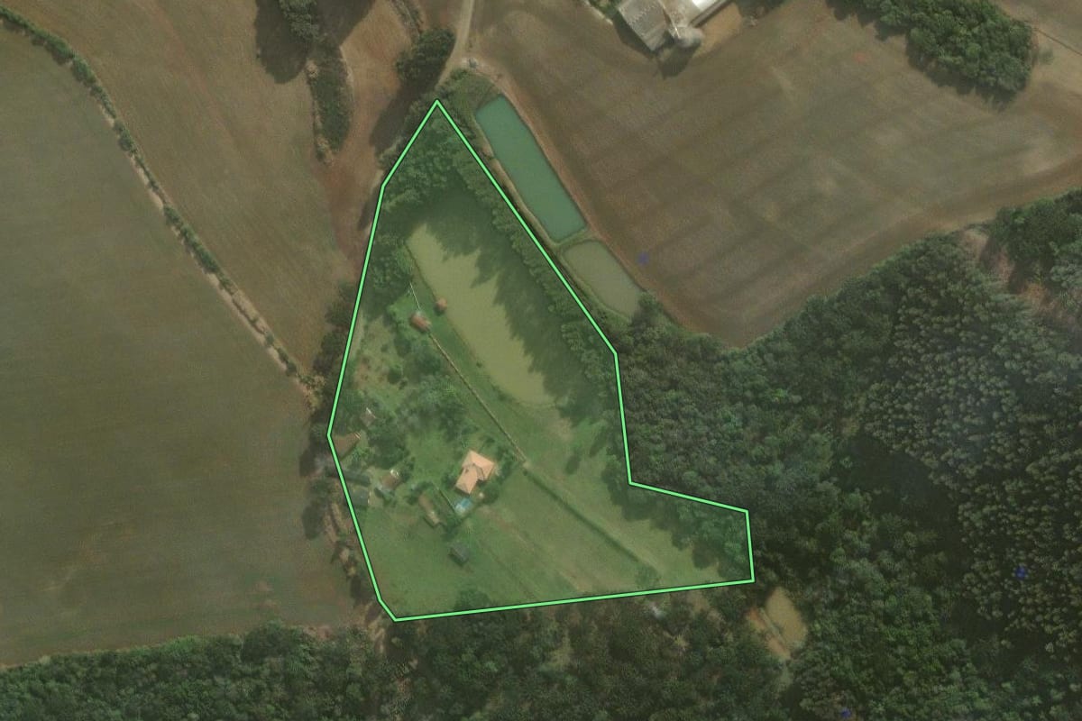 Imagem de satélite do imóvel rural em Irati (PR), com o contorno declarado no CAR desenhado por cima.