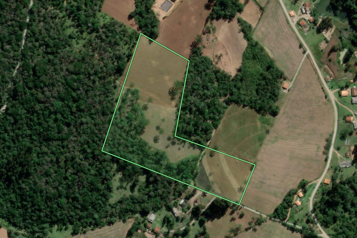 Imagem de satélite do imóvel rural em Irati (PR), com o contorno declarado no CAR desenhado por cima.