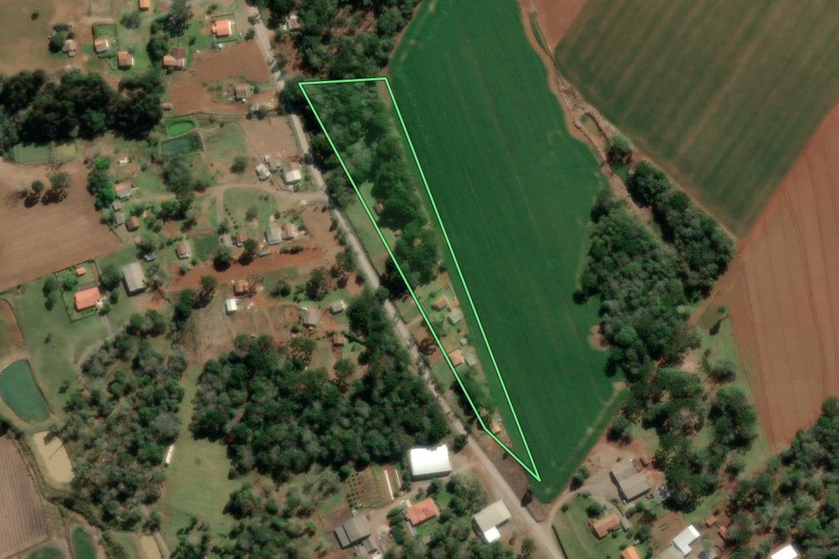 Imagem de satélite do imóvel rural em Irati (PR), com o contorno declarado no CAR desenhado por cima.