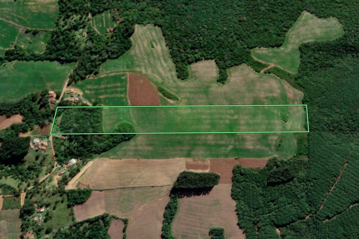 Imagem de satélite do imóvel rural em Irati (PR), com o contorno declarado no CAR desenhado por cima.