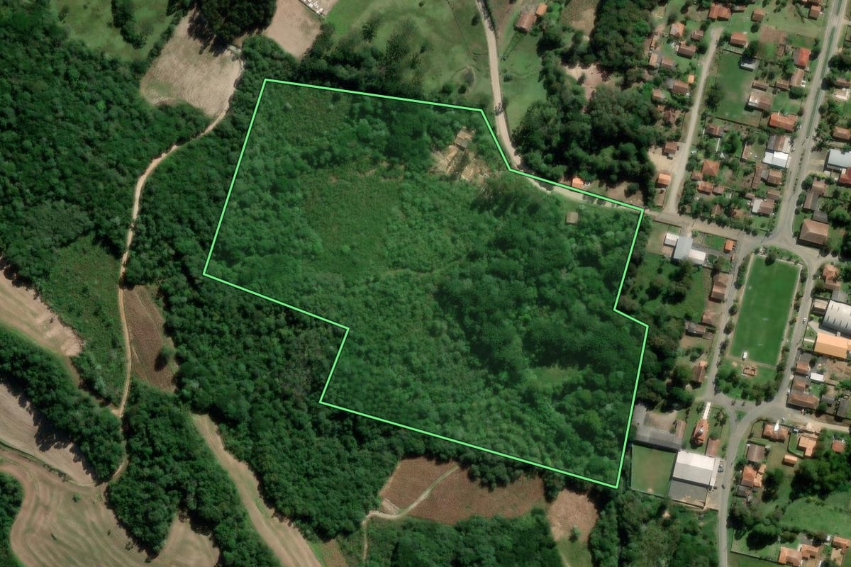Imagem de satélite do imóvel rural em Irati (PR), com o contorno declarado no CAR desenhado por cima.