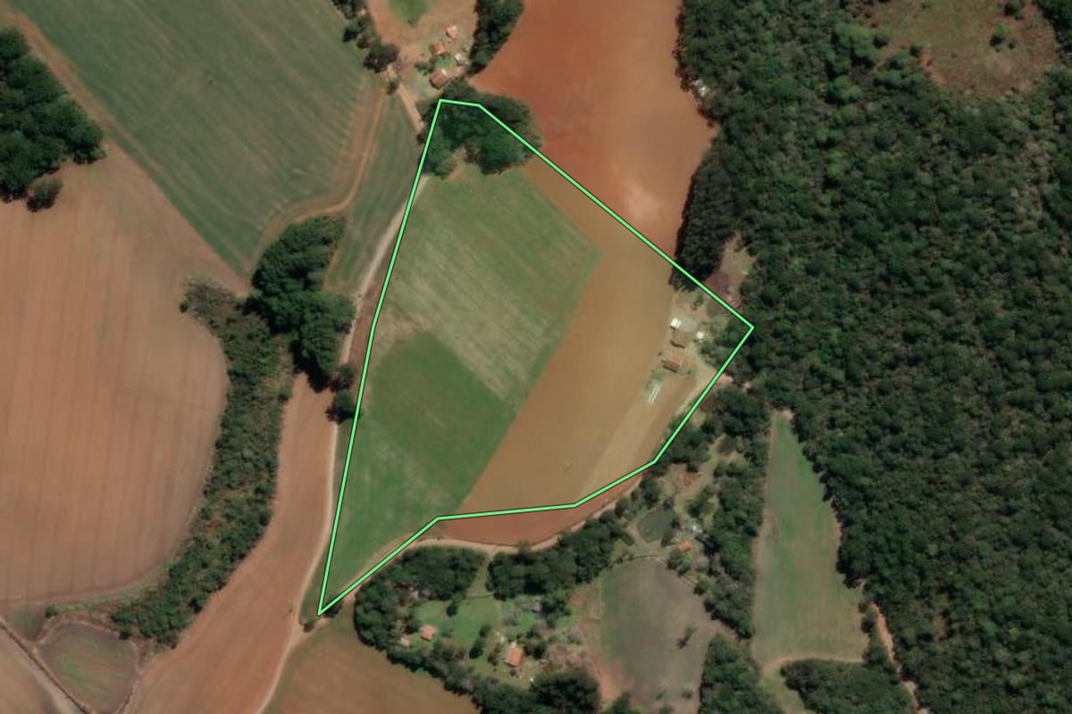 Imagem de satélite do imóvel rural em Irati (PR), com o contorno declarado no CAR desenhado por cima.