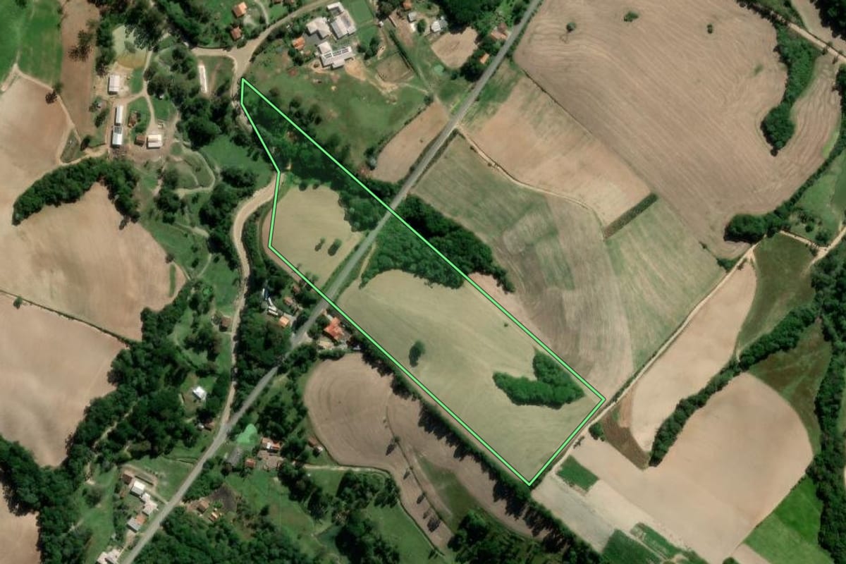 Imagem de satélite do imóvel rural em Irati (PR), com o contorno declarado no CAR desenhado por cima.
