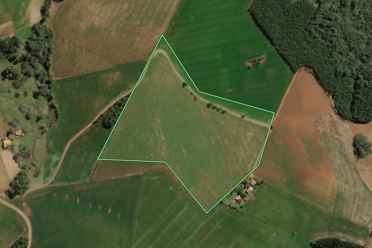 Imagem de satélite do imóvel rural em Irati (PR), com o contorno declarado no CAR desenhado por cima.