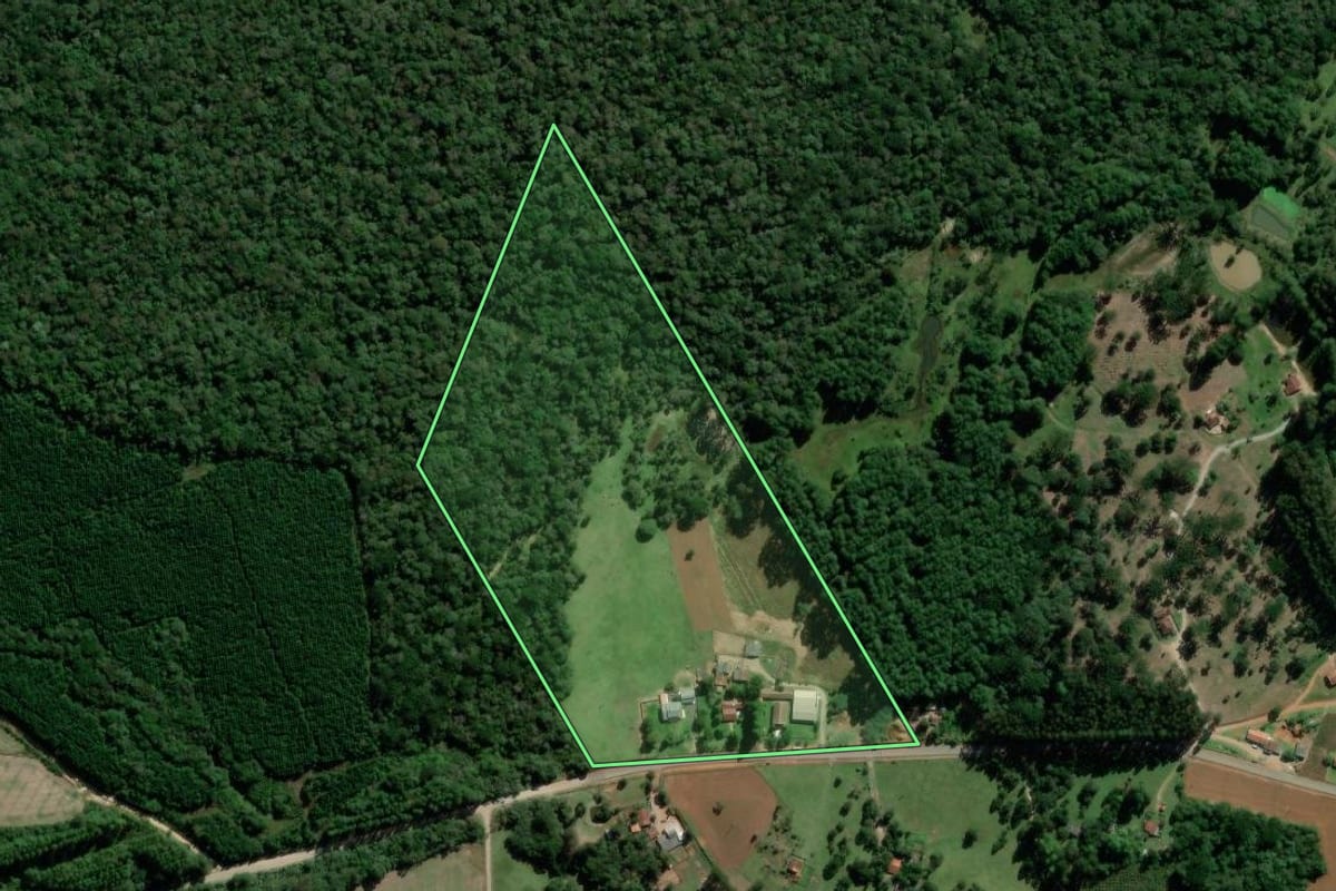 Imagem de satélite do imóvel rural em Irati (PR), com o contorno declarado no CAR desenhado por cima.