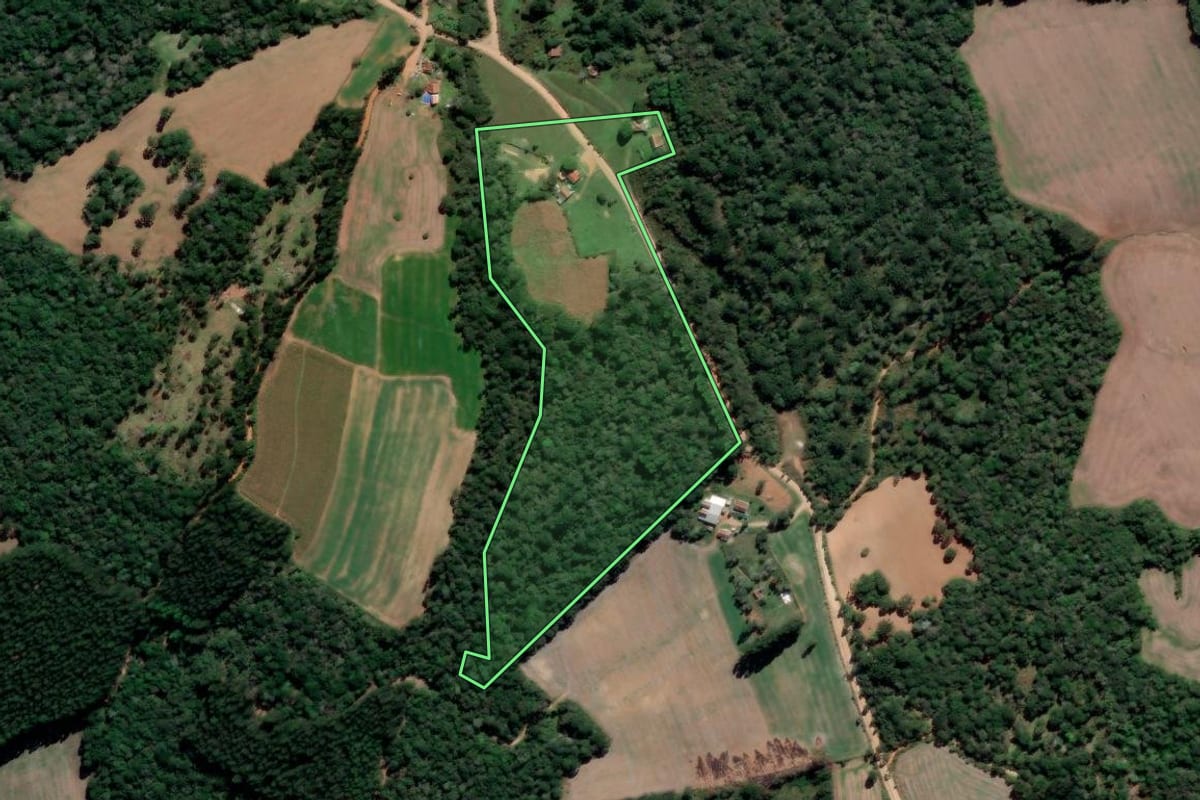 Imagem de satélite do imóvel rural em Irati (PR), com o contorno declarado no CAR desenhado por cima.