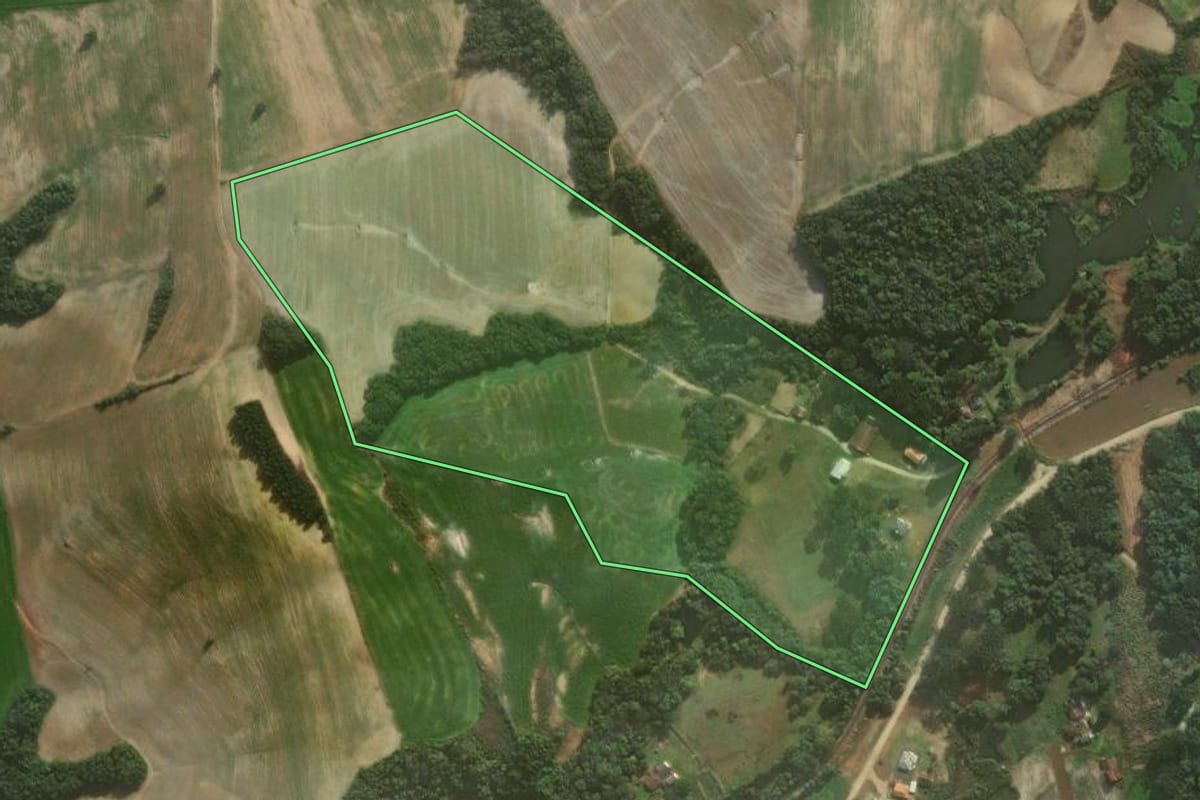 Imagem de satélite do imóvel rural em Irati (PR), com o contorno declarado no CAR desenhado por cima.