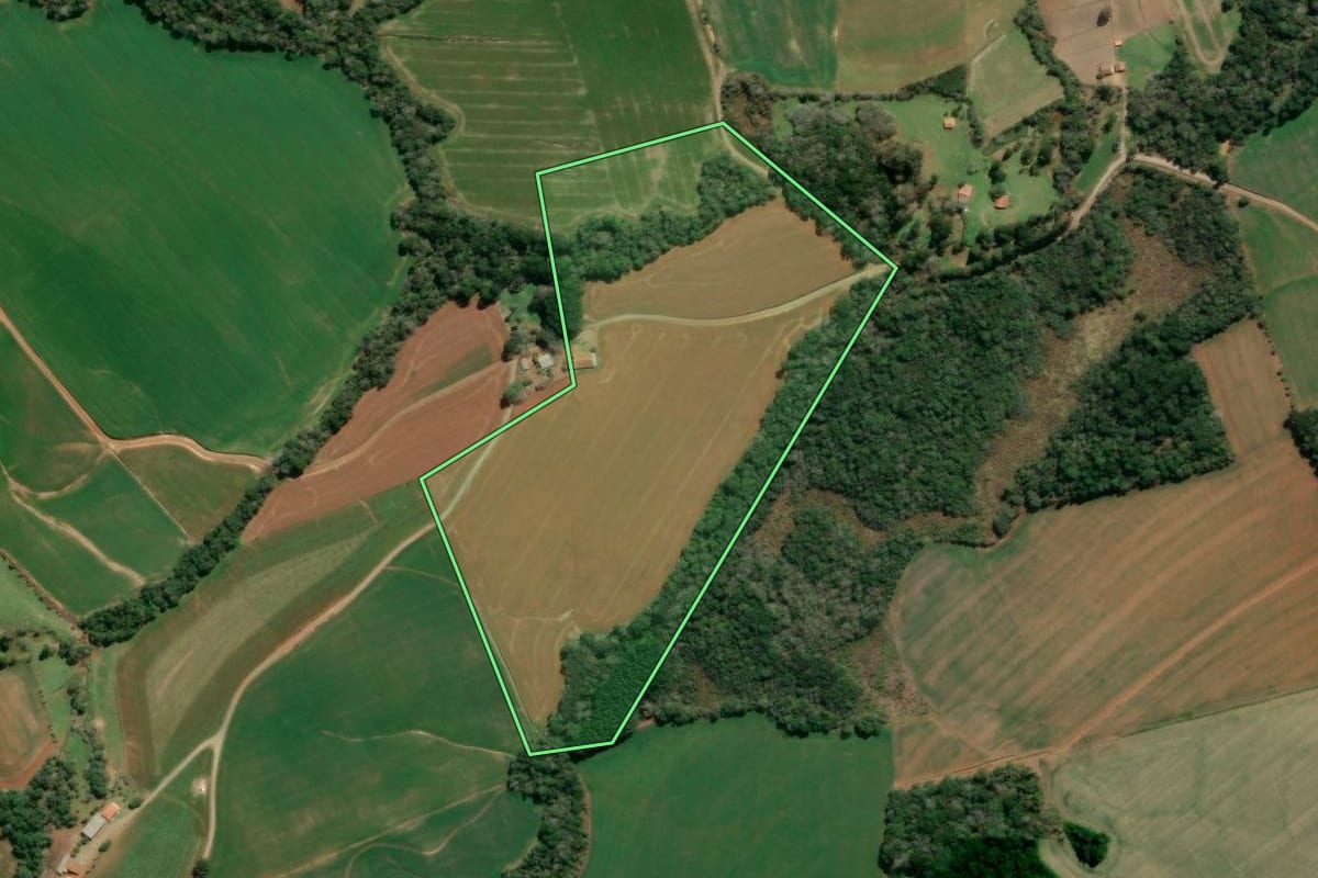 Imagem de satélite do imóvel rural em Irati (PR), com o contorno declarado no CAR desenhado por cima.