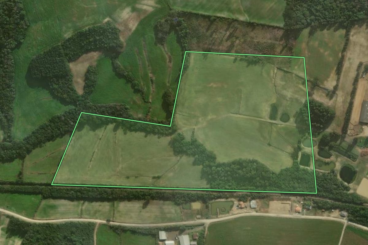 Imagem de satélite do imóvel rural em Irati (PR), com o contorno declarado no CAR desenhado por cima.