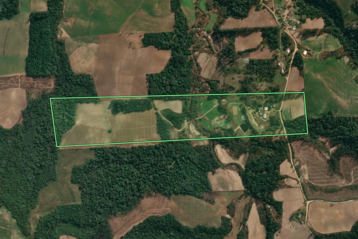 Imagem de satélite do imóvel rural em Irati (PR), com o contorno declarado no CAR desenhado por cima.