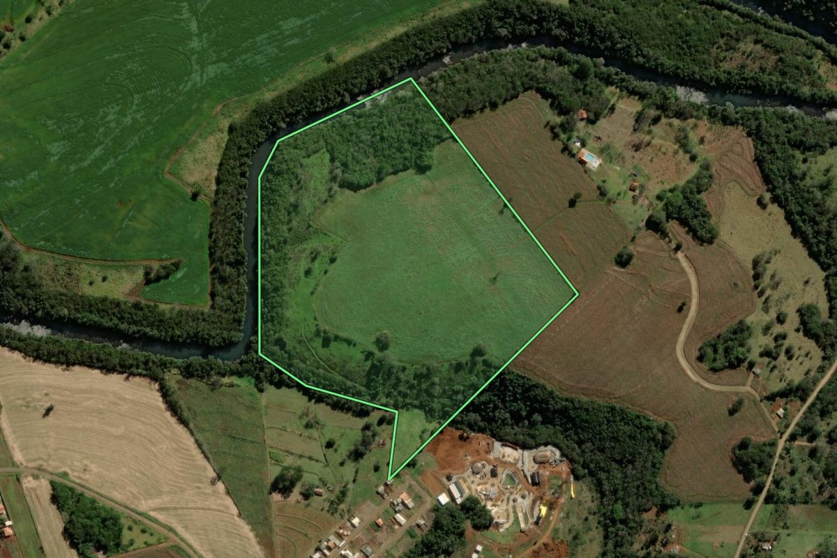 Imagem de satélite do imóvel rural em Iretama (PR), com o contorno declarado no CAR desenhado por cima.