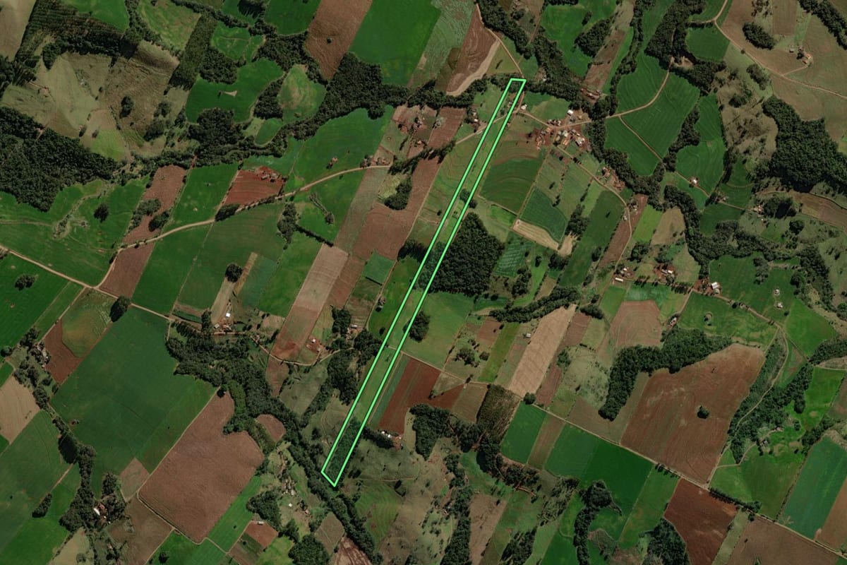 Imagem de satélite do imóvel rural em Iretama (PR), com o contorno declarado no CAR desenhado por cima.
