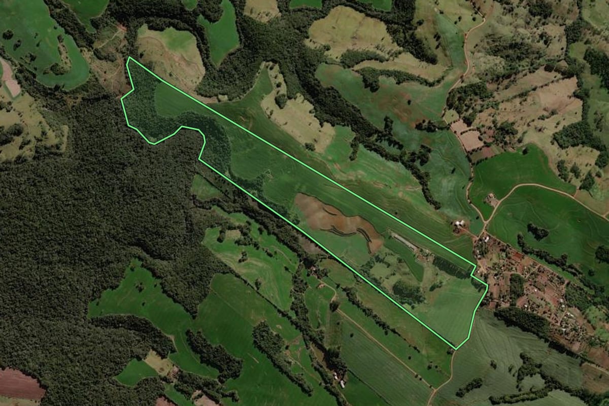 Imagem de satélite do imóvel rural em Iretama (PR), com o contorno declarado no CAR desenhado por cima.