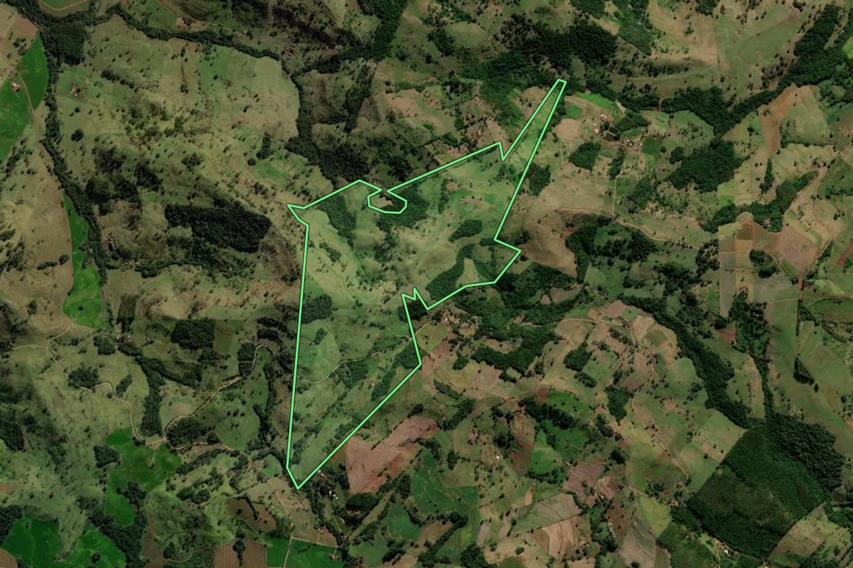 Imagem de satélite do imóvel rural em Iretama (PR), com o contorno declarado no CAR desenhado por cima.