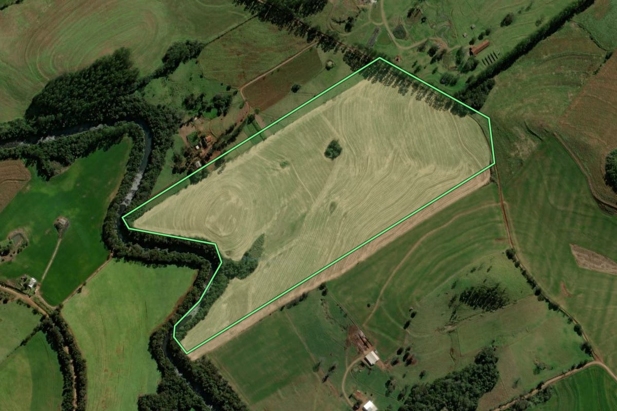 Imagem de satélite do imóvel rural em Iretama (PR), com o contorno declarado no CAR desenhado por cima.