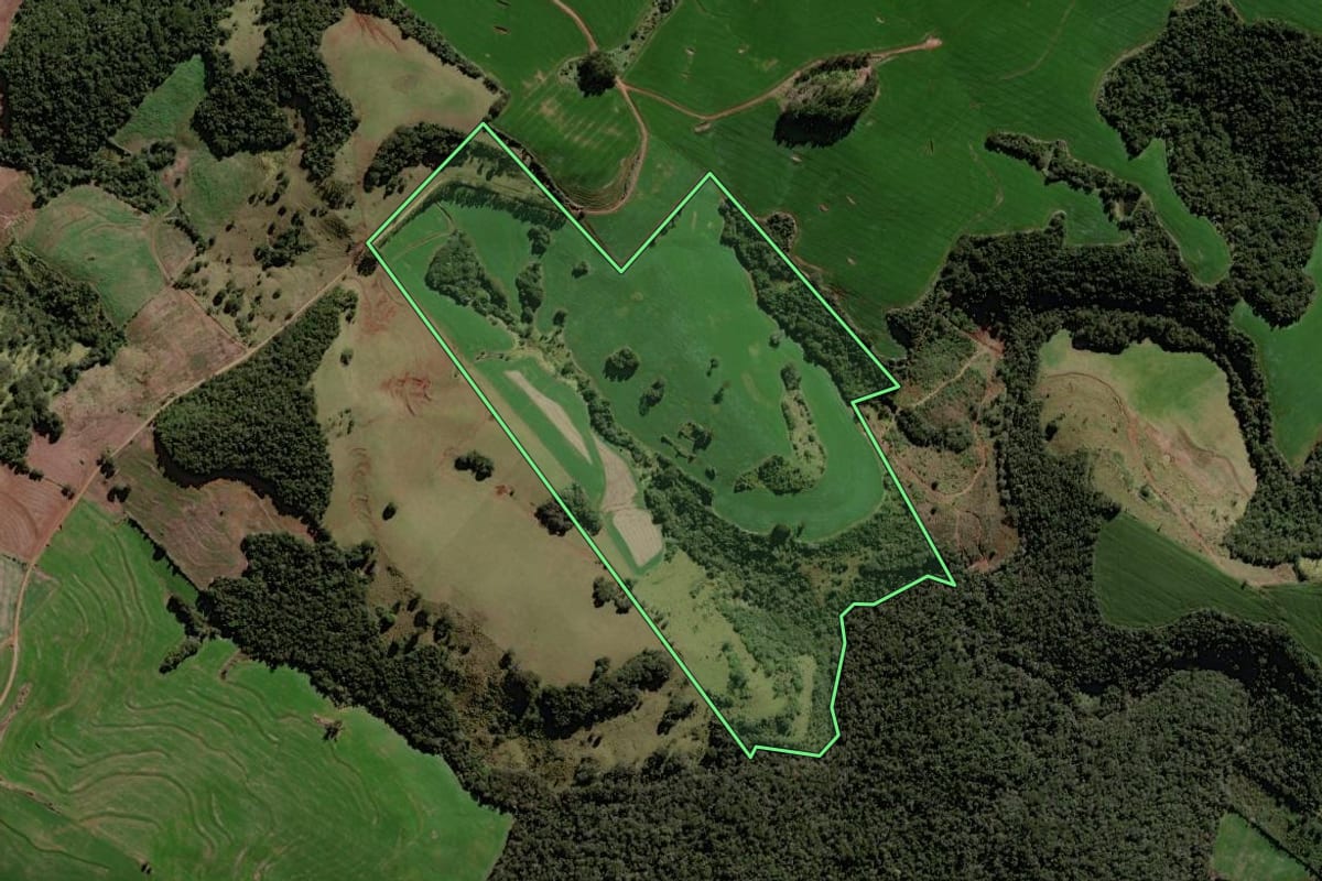 Imagem de satélite do imóvel rural em Iretama (PR), com o contorno declarado no CAR desenhado por cima.