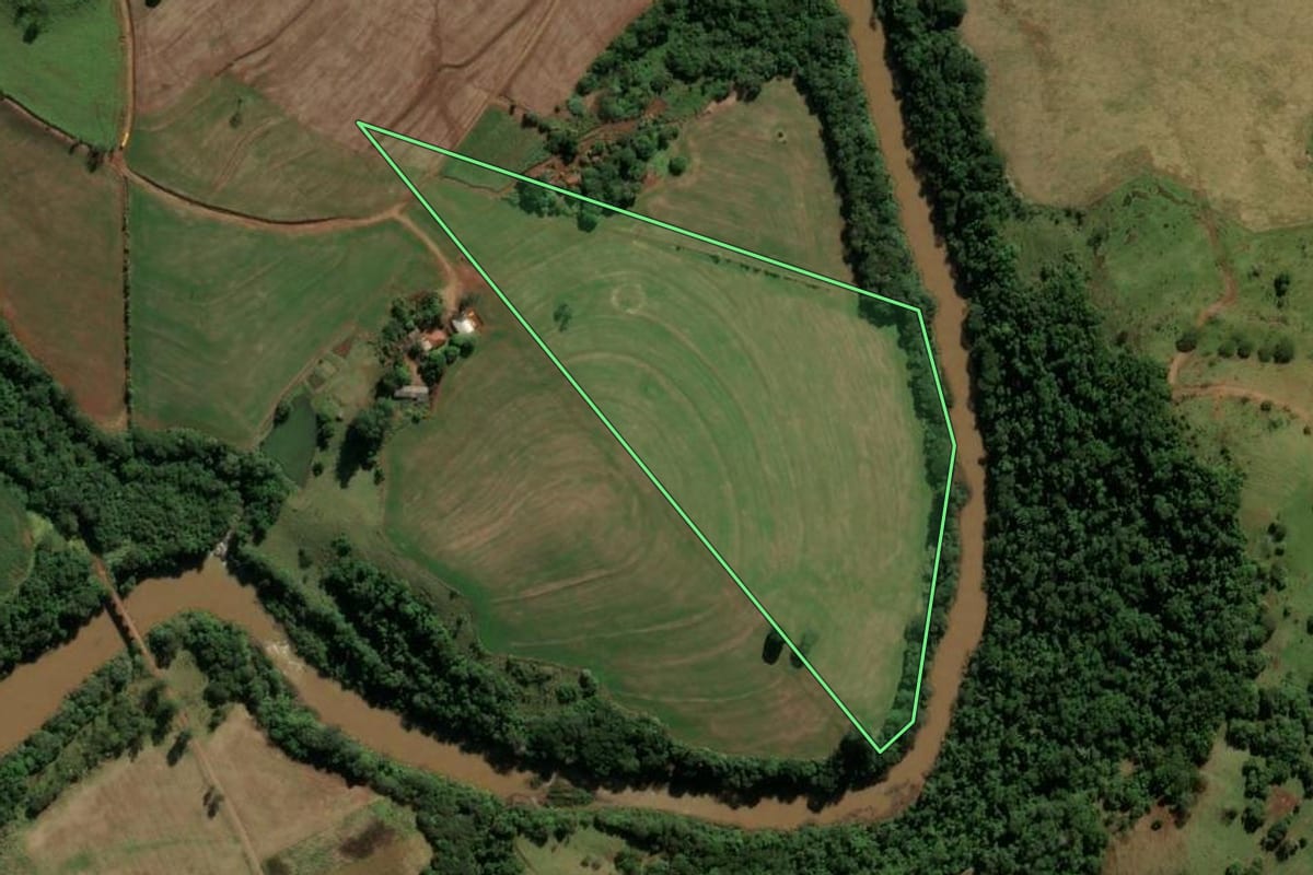 Imagem de satélite do imóvel rural em Iretama (PR), com o contorno declarado no CAR desenhado por cima.