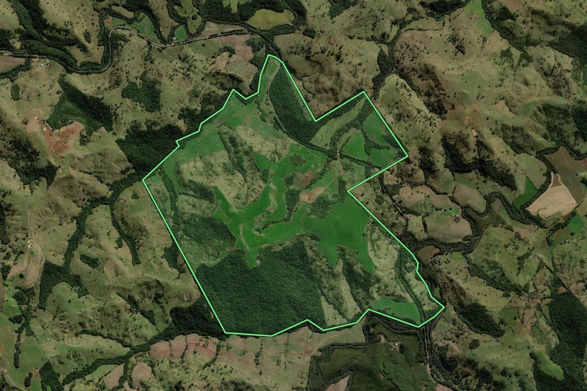 Imagem de satélite do imóvel rural em Iretama (PR), com o contorno declarado no CAR desenhado por cima.