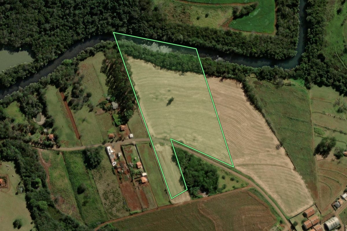 Imagem de satélite do imóvel rural em Iretama (PR), com o contorno declarado no CAR desenhado por cima.