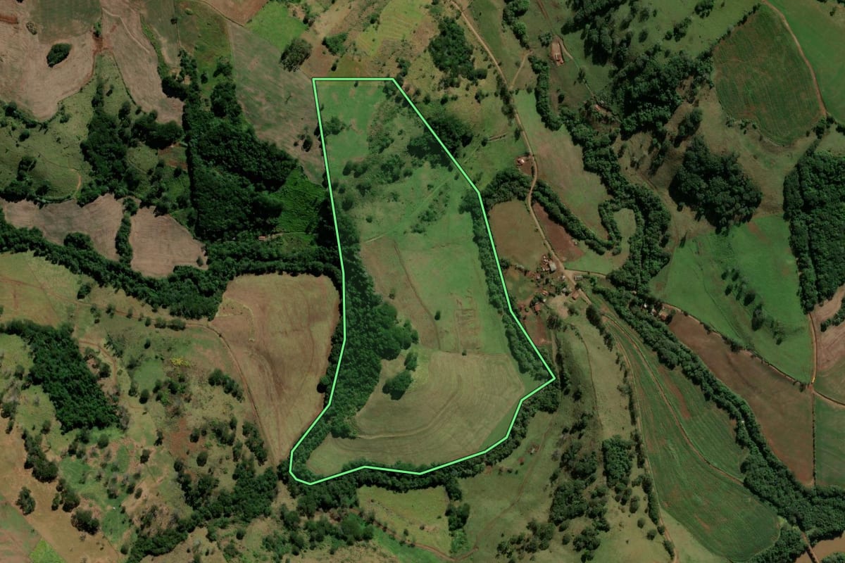 Imagem de satélite do imóvel rural em Iretama (PR), com o contorno declarado no CAR desenhado por cima.